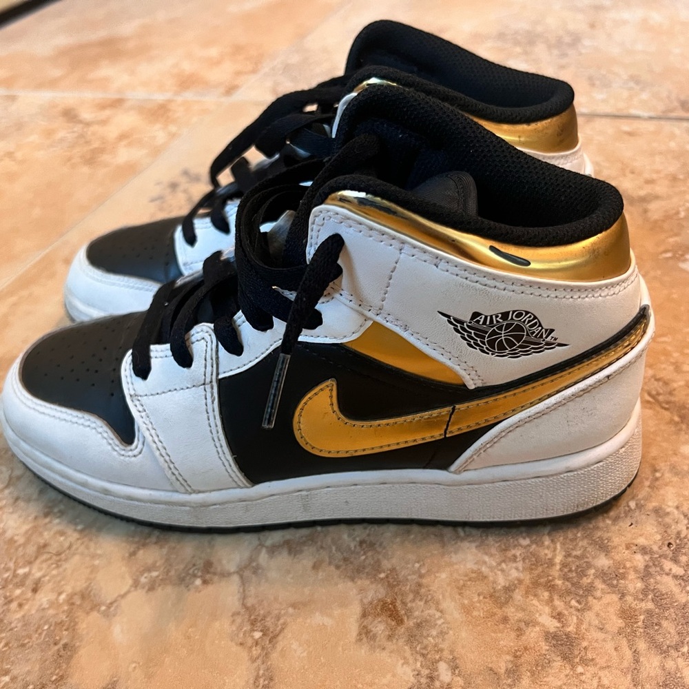 Air Force 1 Mid GS “White Gold” Jordans